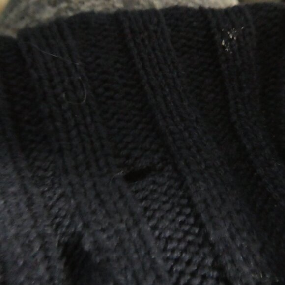 H&M | 4-8 years | Ribbed Navy Winter Hat With Pom Pom *Has a small hole - Picture 13 of 13